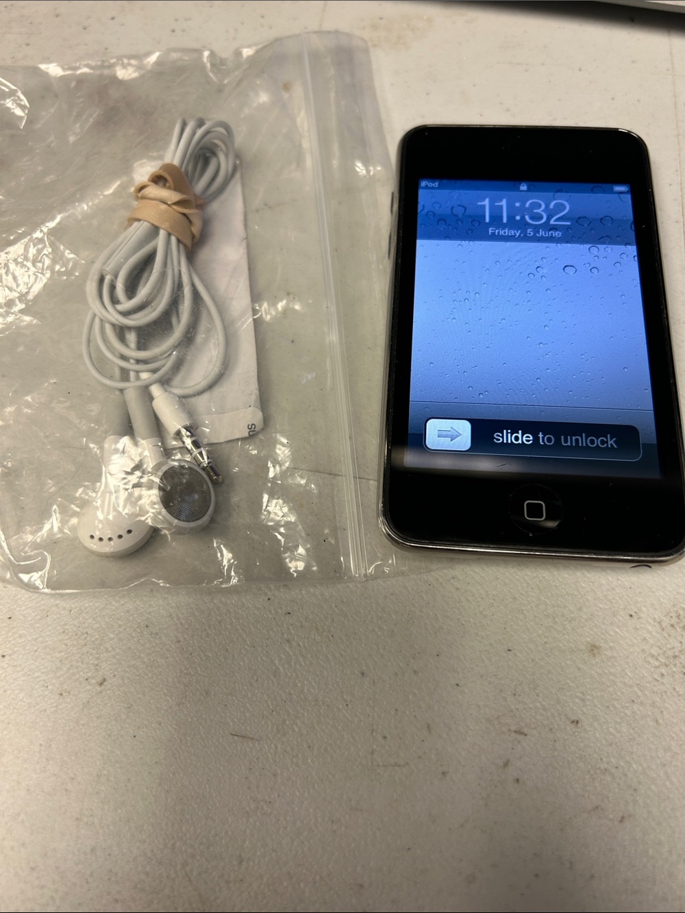 Apple Black iPod Touch with White Earbuds 32 gb